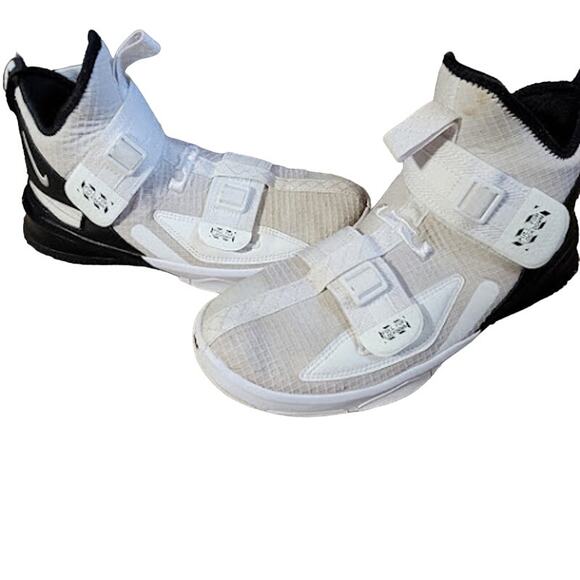 Nike- Lebron Solider Sneakers- Size 6.5Y - Picture 2 of 6